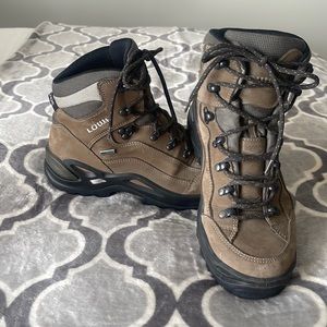 Women’s Lowa Renegade hiking boots in Stone. Size 9